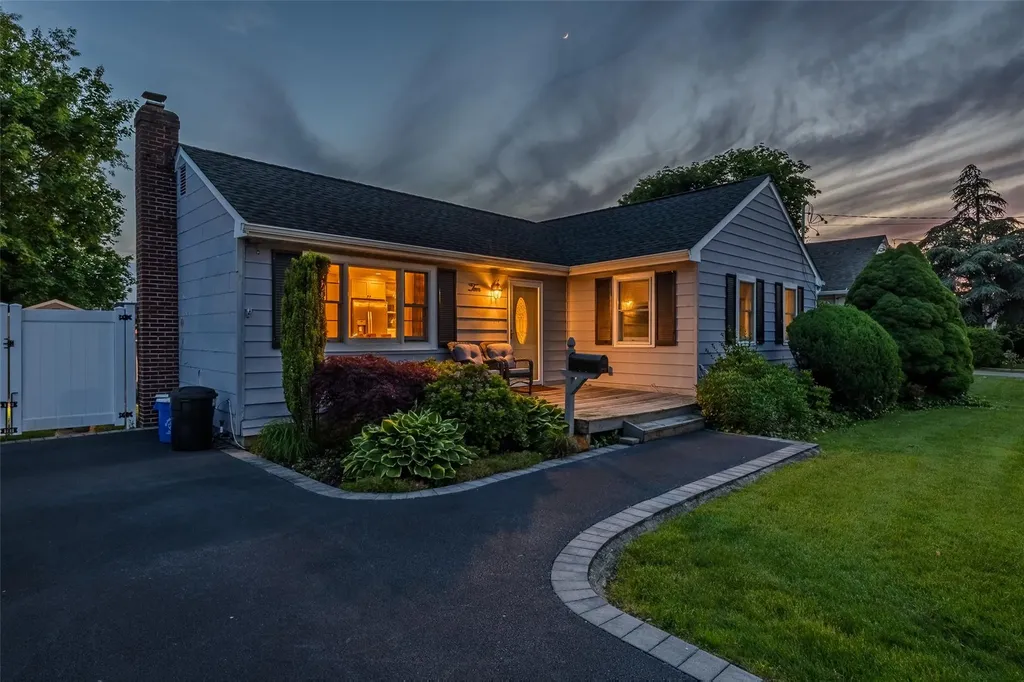 10 Bradish Lane Babylon NY 11702