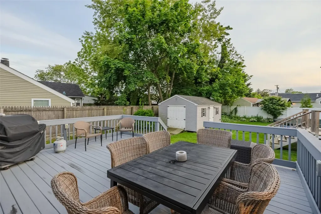 10 Bradish Lane Babylon NY 11702