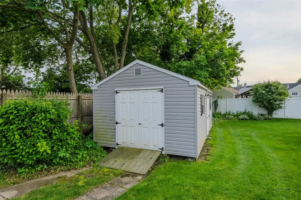 10 Bradish Lane Babylon NY 11702