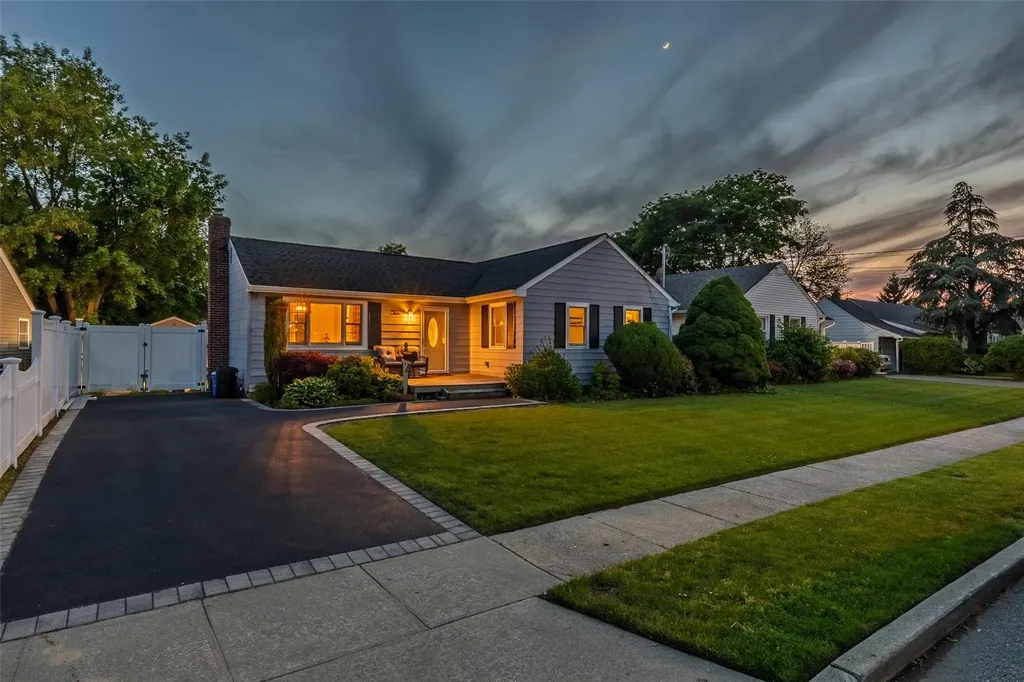 10 Bradish Lane Babylon NY 11702