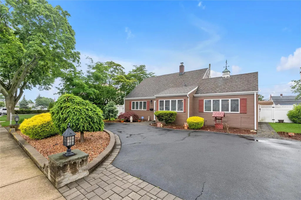 16 Crescent Lane Levittown NY 11756