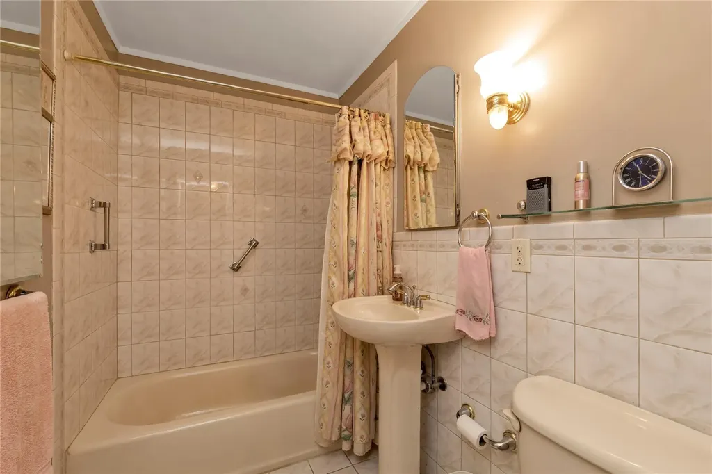 16 Crescent Lane Levittown NY 11756