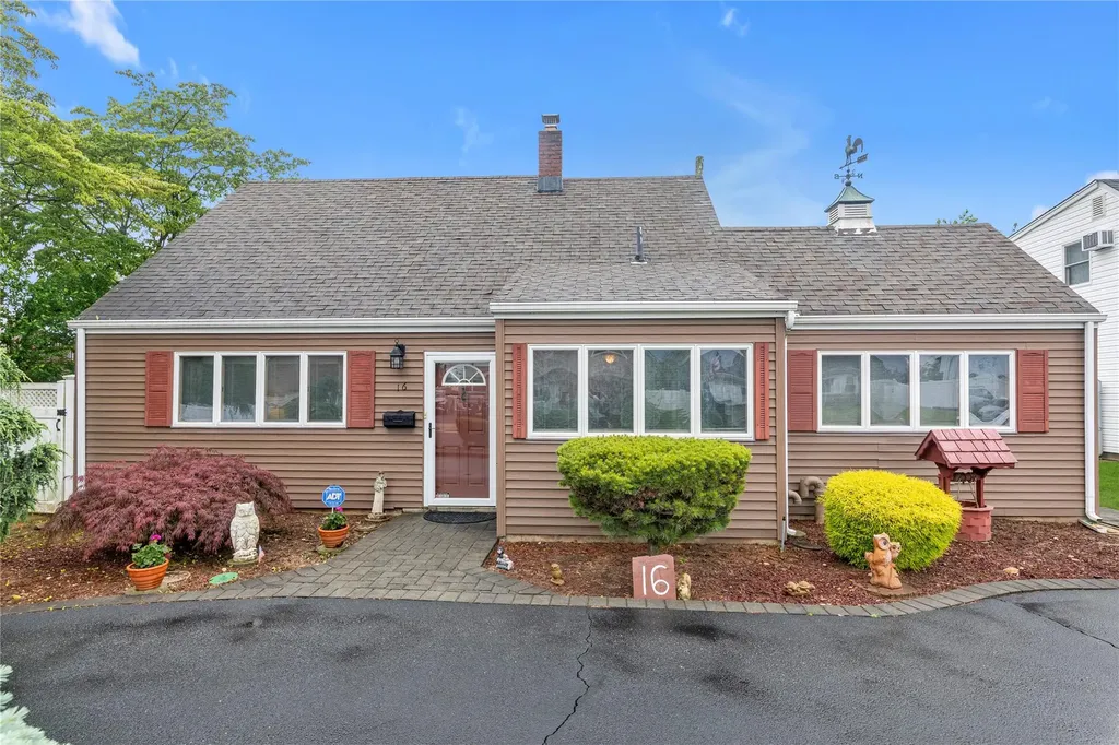 16 Crescent Lane Levittown NY 11756