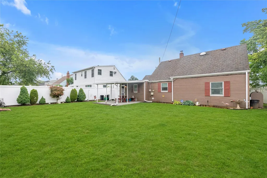 16 Crescent Lane Levittown NY 11756