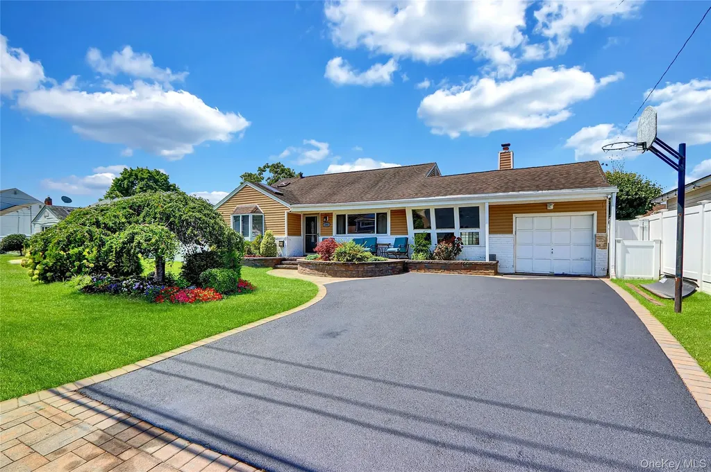 286 E 4th Street Deer Park NY 11729