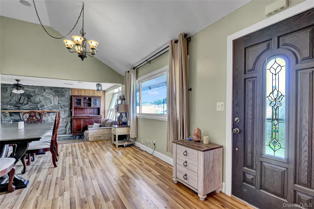 286 E 4th Street Deer Park NY 11729