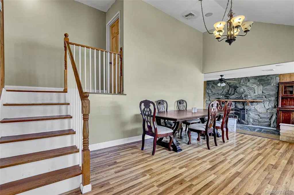 286 E 4th Street Deer Park NY 11729