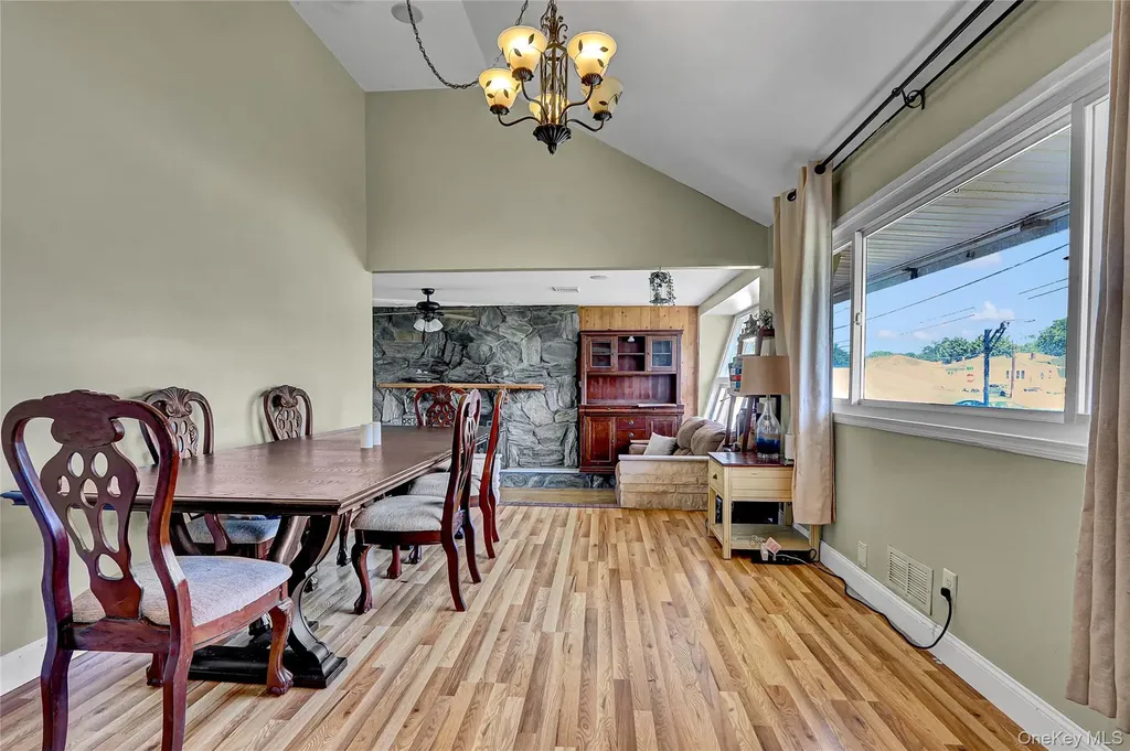 286 E 4th Street Deer Park NY 11729