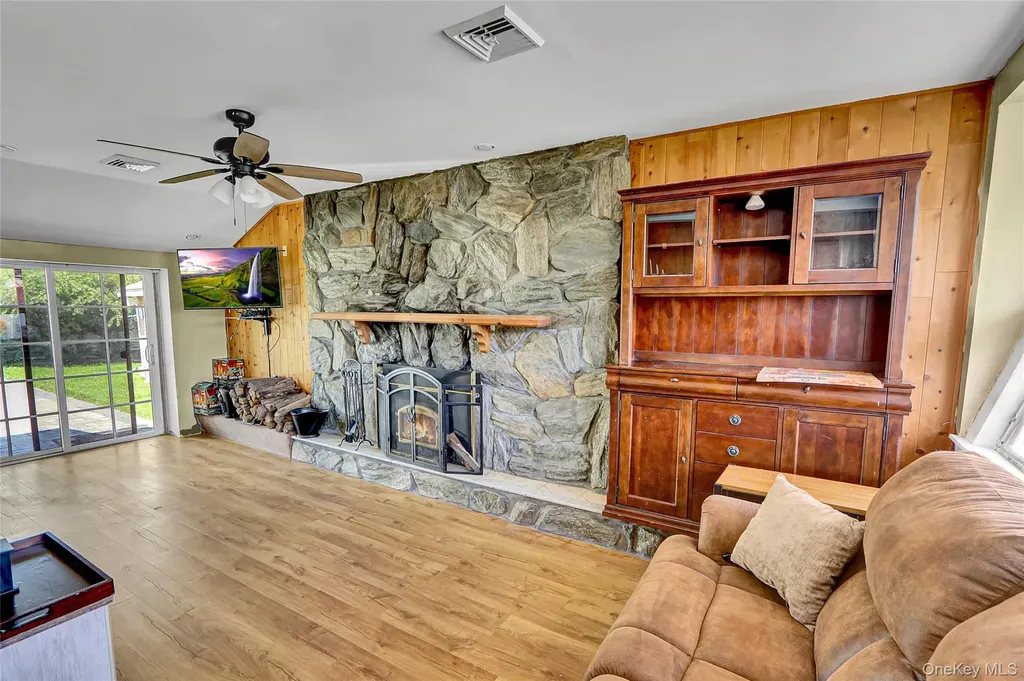 286 E 4th Street Deer Park NY 11729