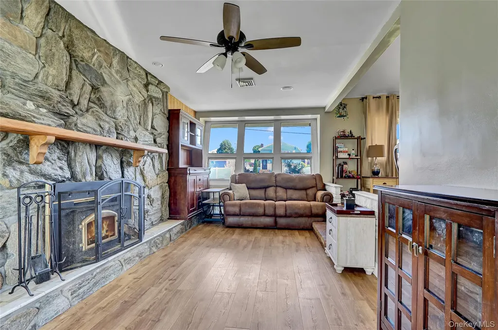 286 E 4th Street Deer Park NY 11729
