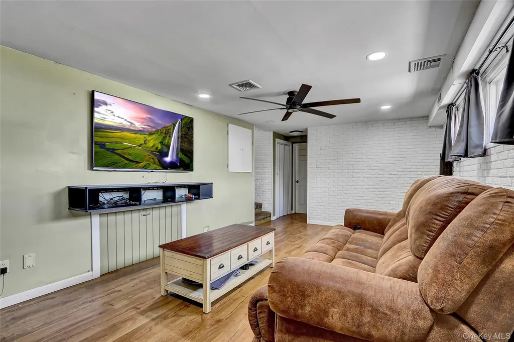 286 E 4th Street Deer Park NY 11729