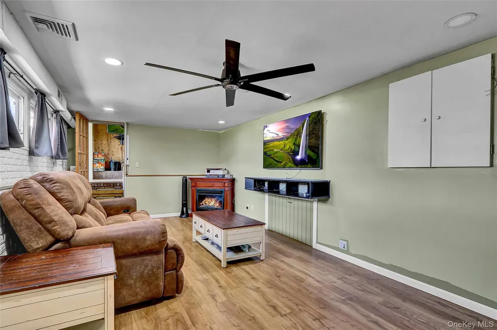 286 E 4th Street Deer Park NY 11729