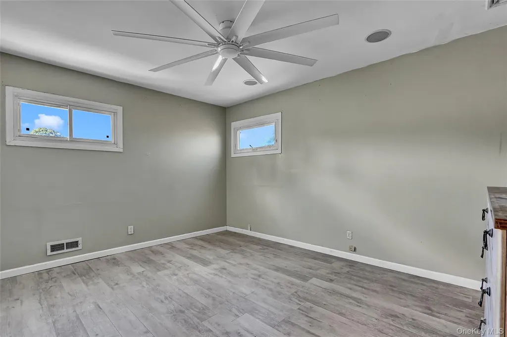 286 E 4th Street Deer Park NY 11729