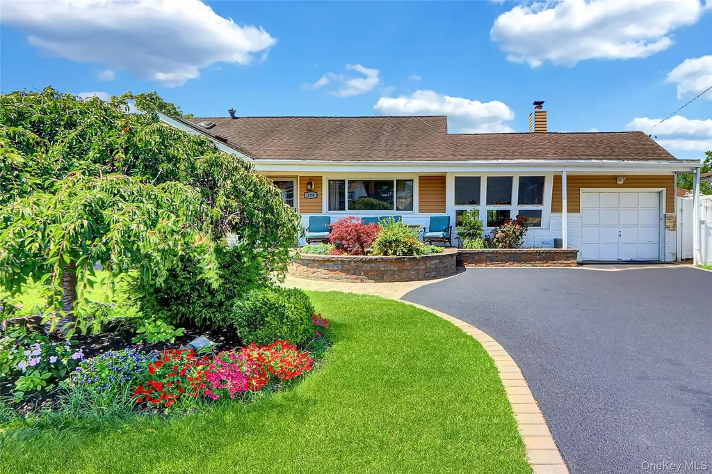 286 E 4th Street Deer Park NY 11729