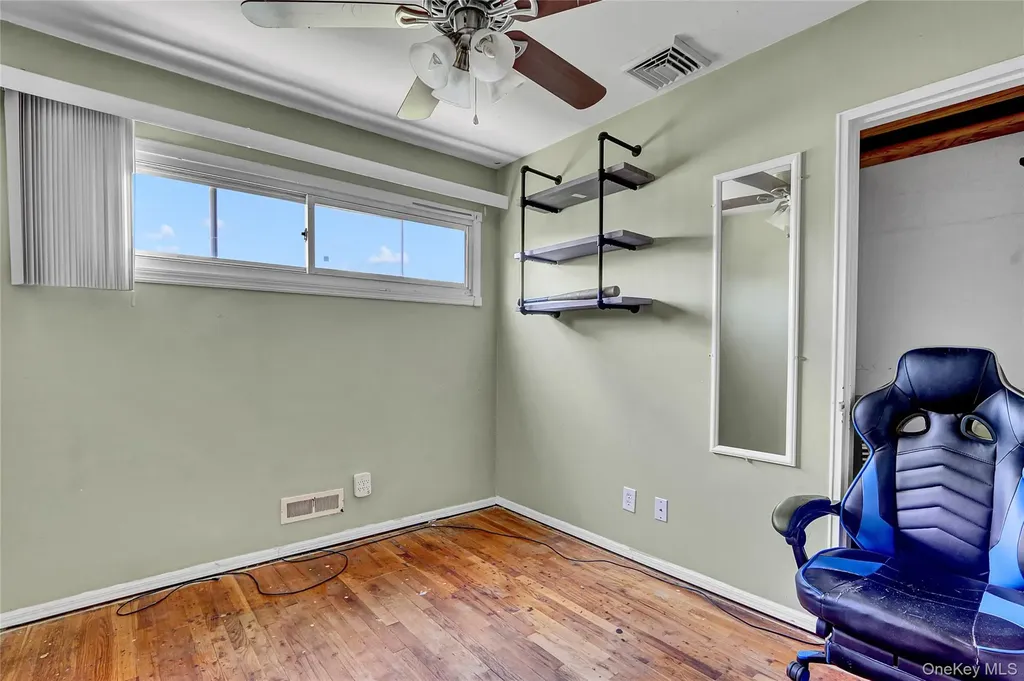 286 E 4th Street Deer Park NY 11729