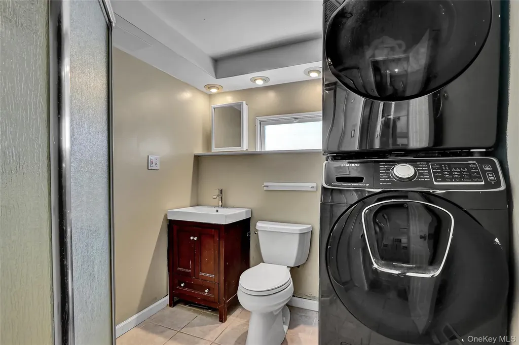 286 E 4th Street Deer Park NY 11729