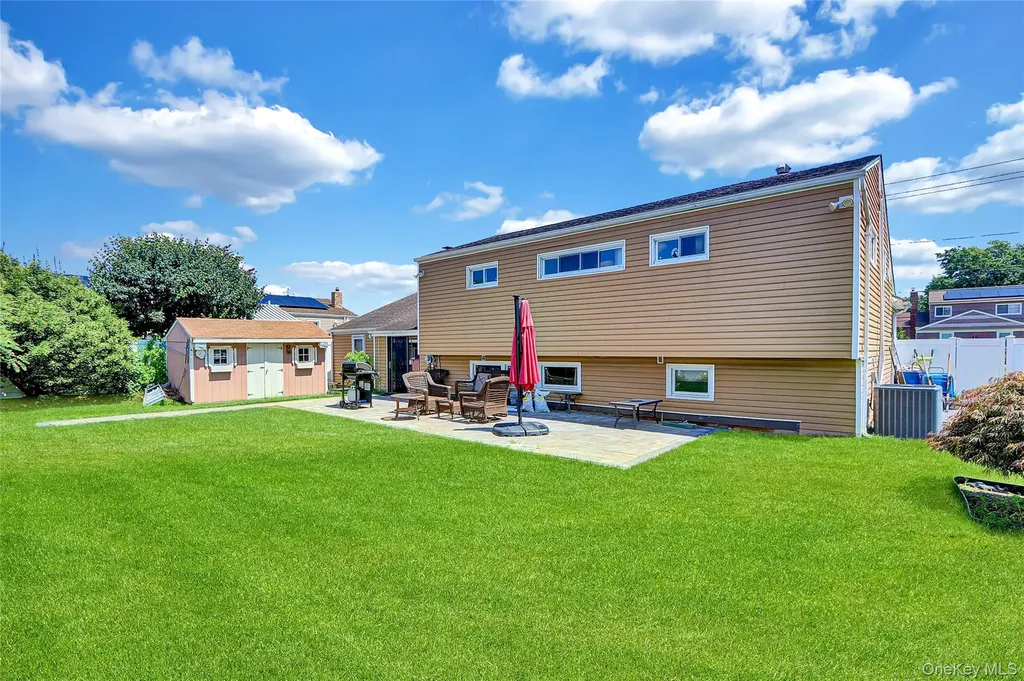 286 E 4th Street Deer Park NY 11729
