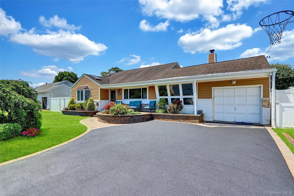 286 E 4th Street Deer Park NY 11729