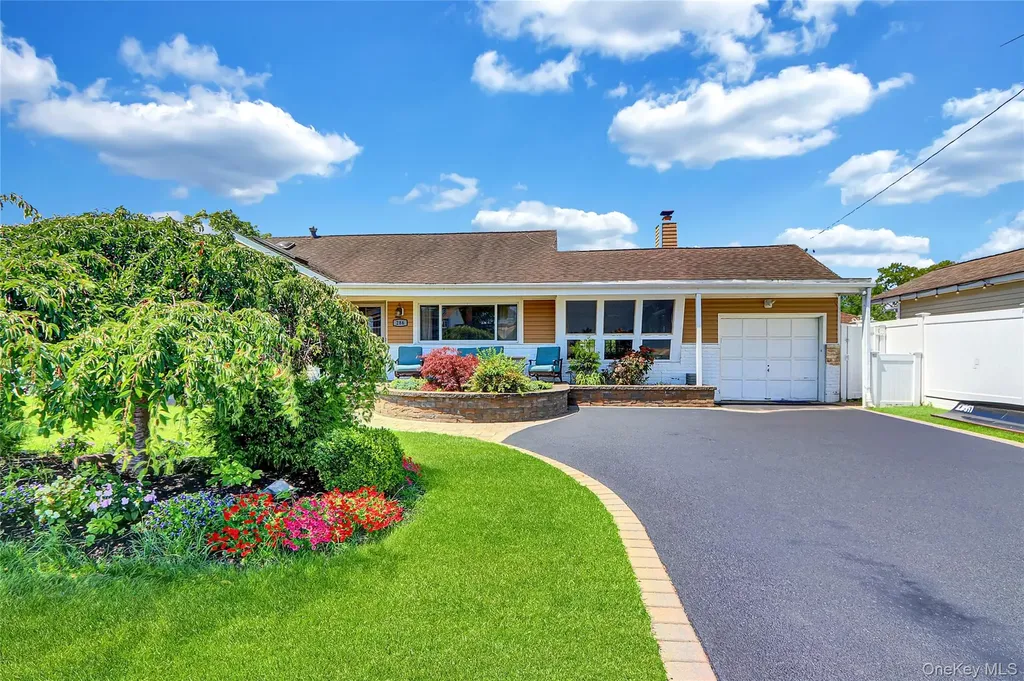 286 E 4th Street Deer Park NY 11729
