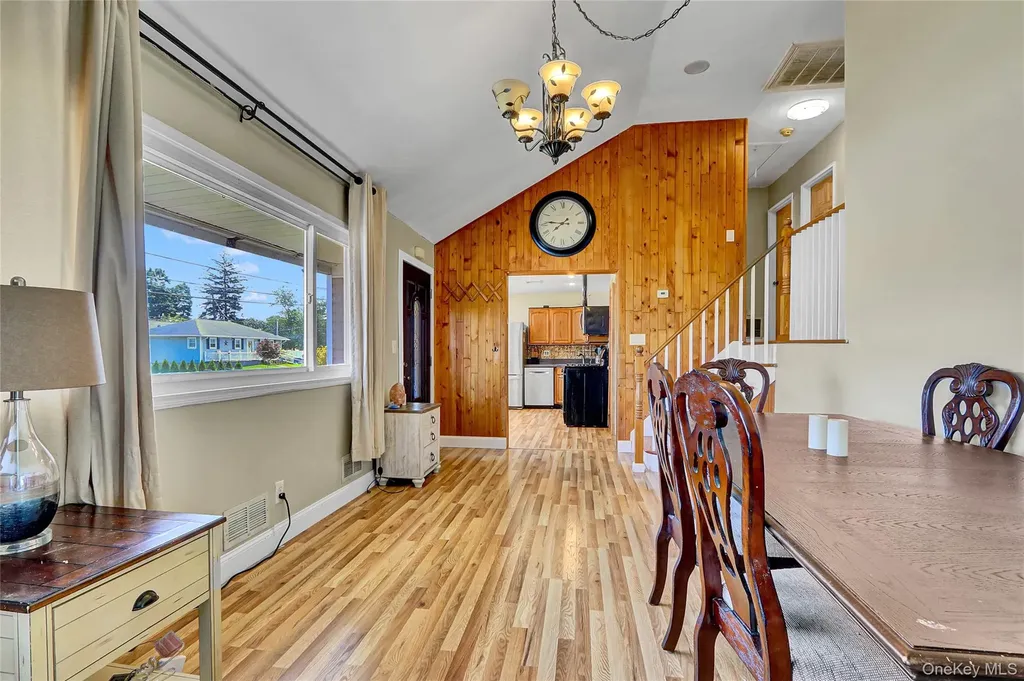 286 E 4th Street Deer Park NY 11729
