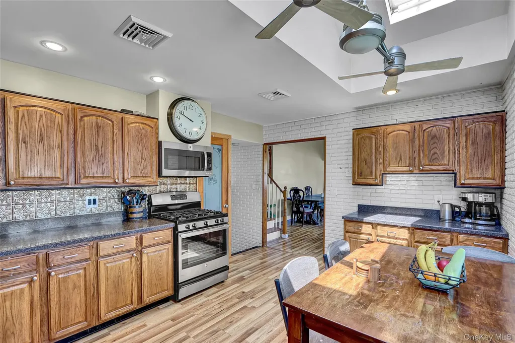 286 E 4th Street Deer Park NY 11729