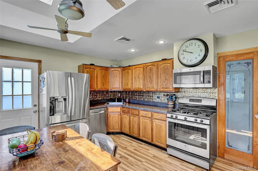 286 E 4th Street Deer Park NY 11729