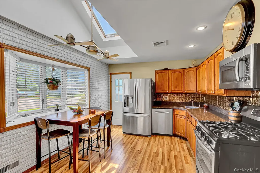 286 E 4th Street Deer Park NY 11729