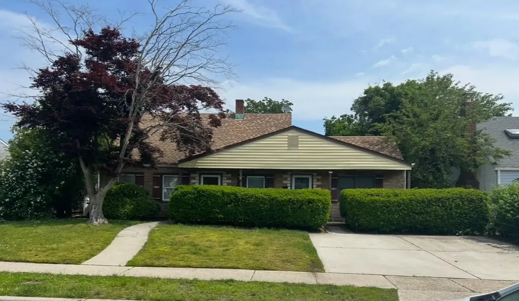 9 Hunt Lane Levittown NY 11756