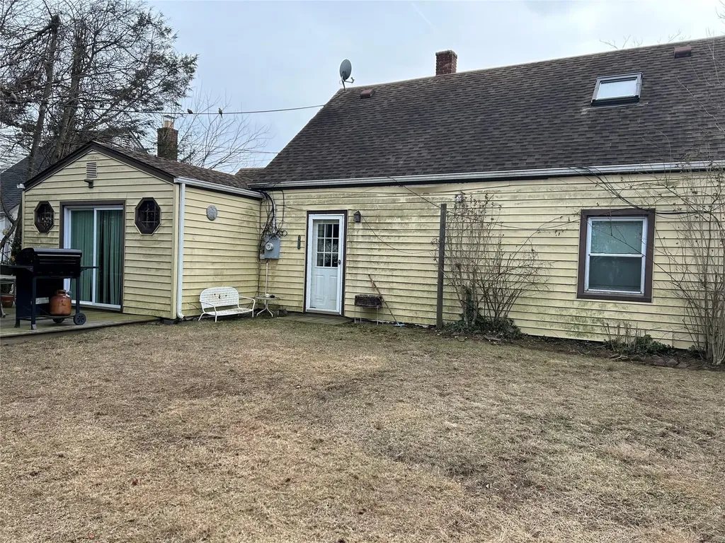9 Hunt Lane Levittown NY 11756