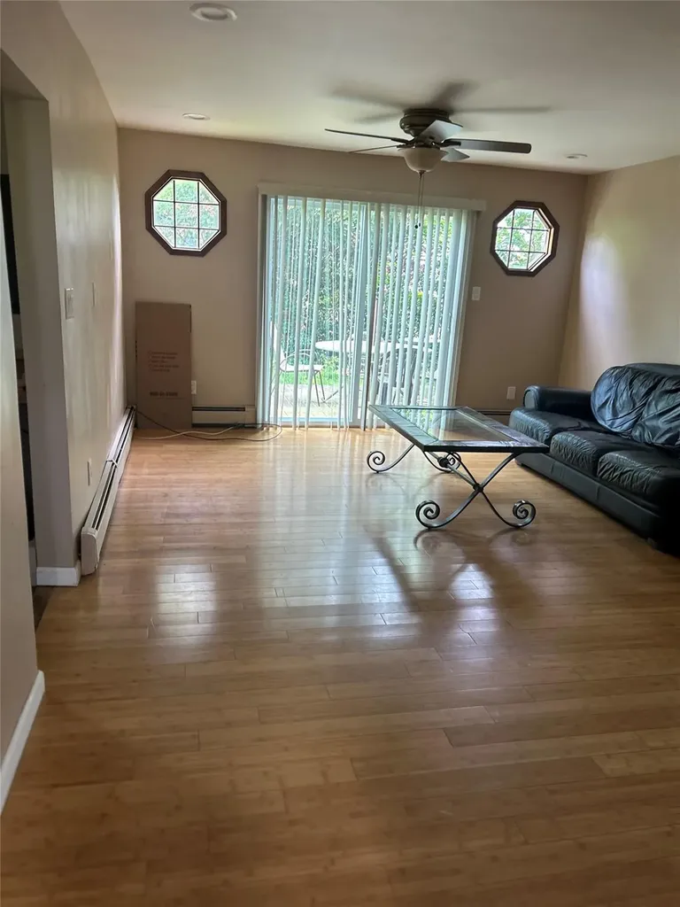 9 Hunt Lane Levittown NY 11756
