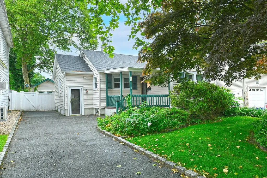 426 Lakeview Road Bellmore NY 11710