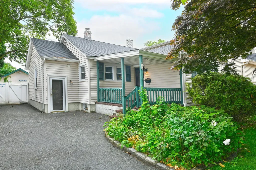 426 Lakeview Road Bellmore NY 11710