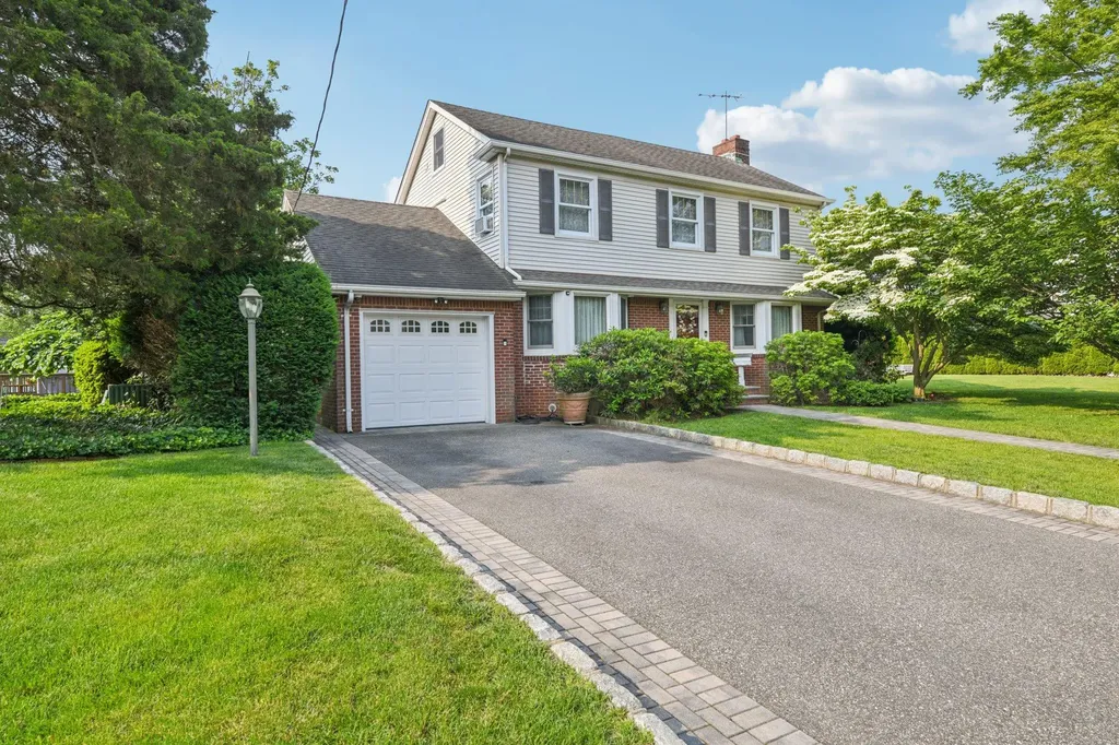 54 Ogden Avenue East Williston NY 11596