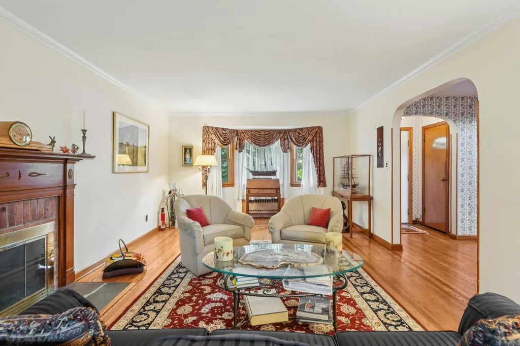 54 Ogden Avenue East Williston NY 11596