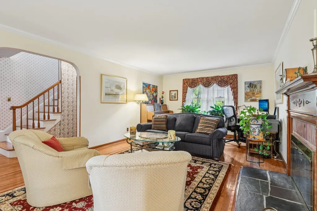 54 Ogden Avenue East Williston NY 11596