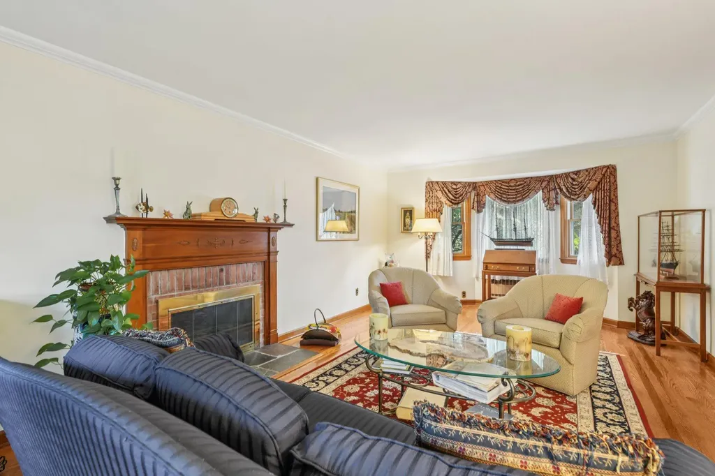 54 Ogden Avenue East Williston NY 11596