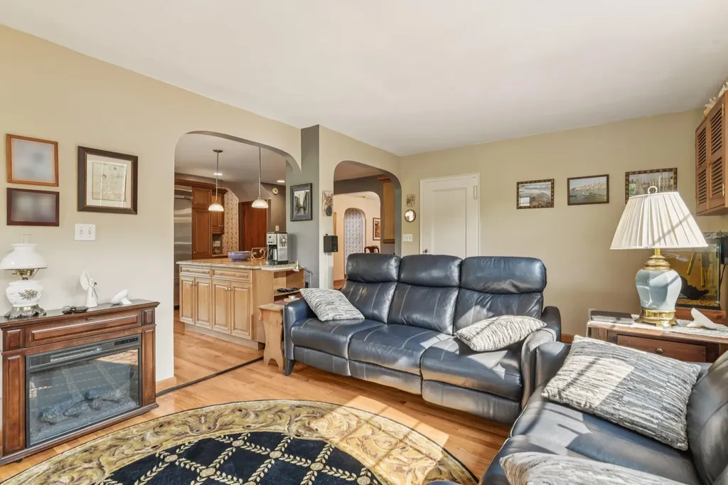 54 Ogden Avenue East Williston NY 11596