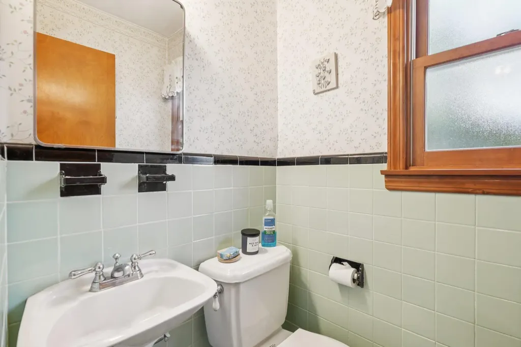 54 Ogden Avenue East Williston NY 11596