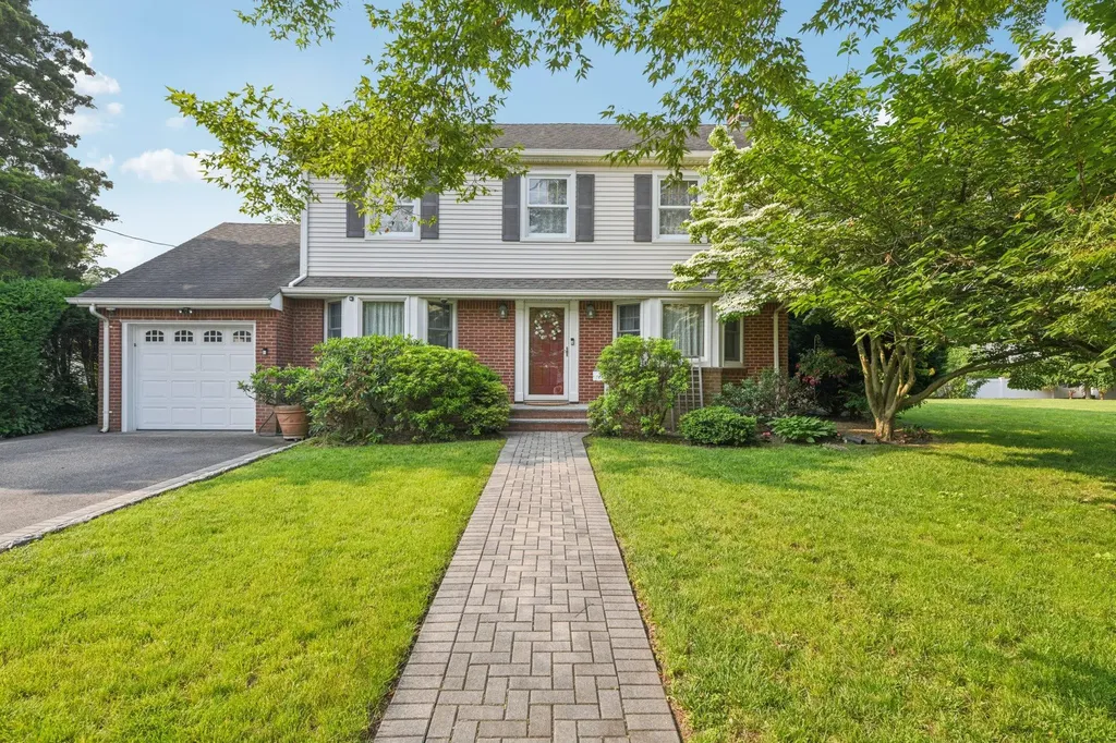 54 Ogden Avenue East Williston NY 11596