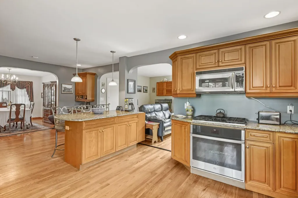 54 Ogden Avenue East Williston NY 11596