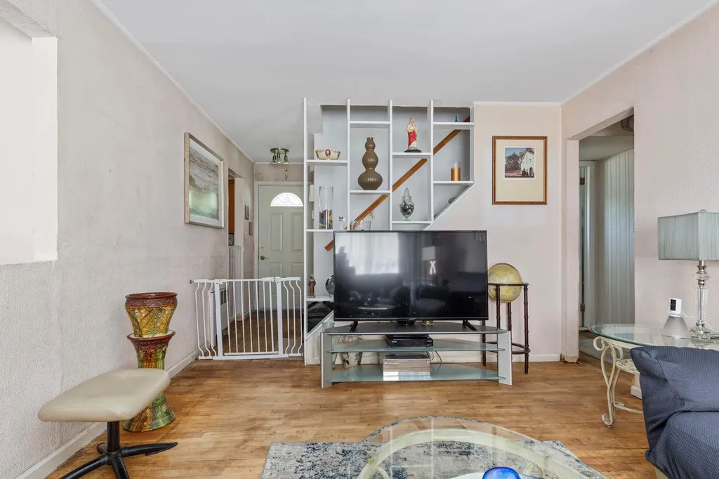 1741 Meadowbrook Road Merrick NY 11566