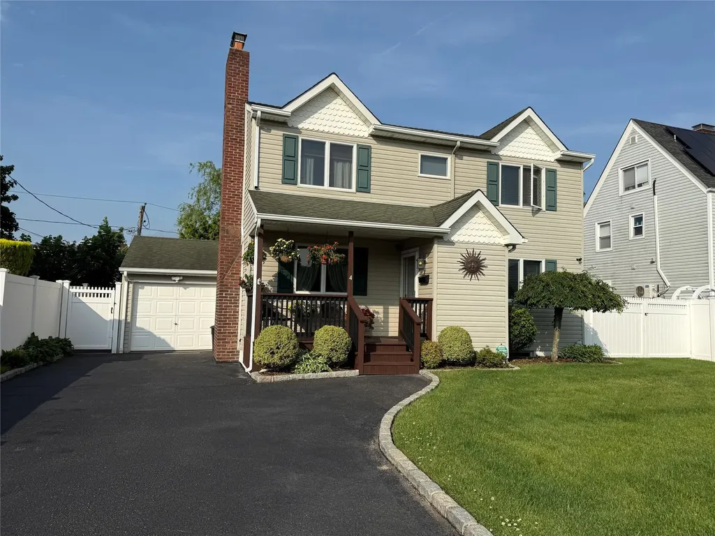 4 Venetian Boulevard Lindenhurst NY 11757