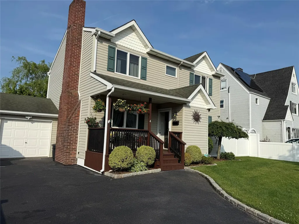 4 Venetian Boulevard Lindenhurst NY 11757