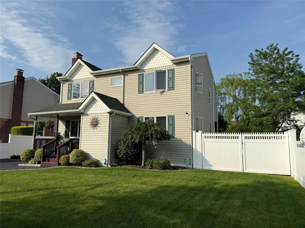 4 Venetian Boulevard Lindenhurst NY 11757