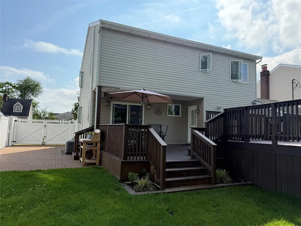 4 Venetian Boulevard Lindenhurst NY 11757