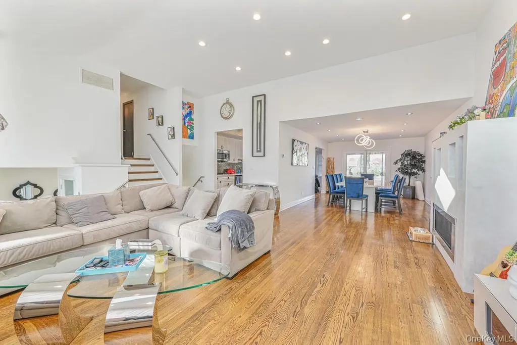 972 S End Woodmere NY 11598