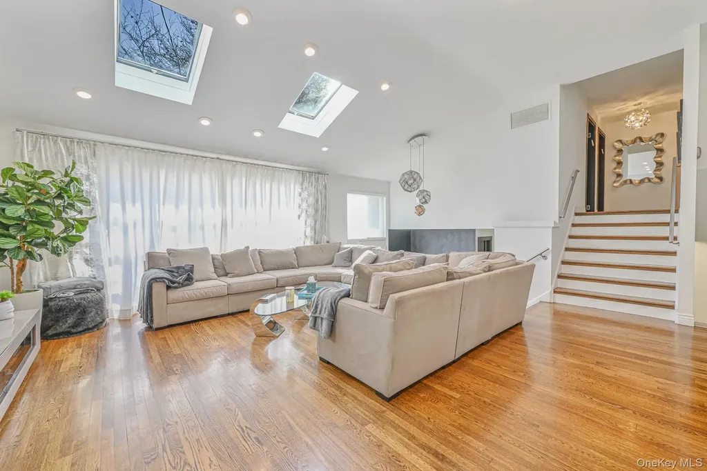 972 S End Woodmere NY 11598