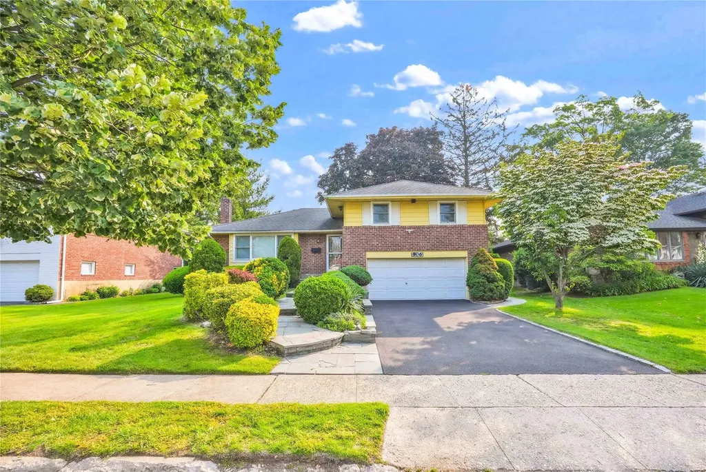 906 Bromton Drive Westbury NY 11590