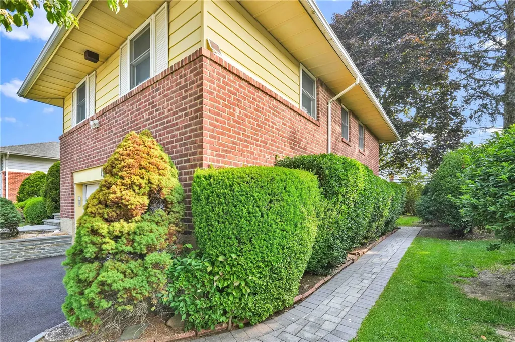 906 Bromton Drive Westbury NY 11590