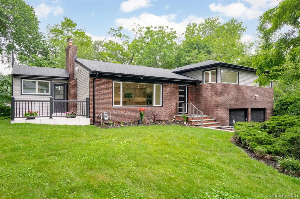 8 Junard Drive Roslyn NY 11576